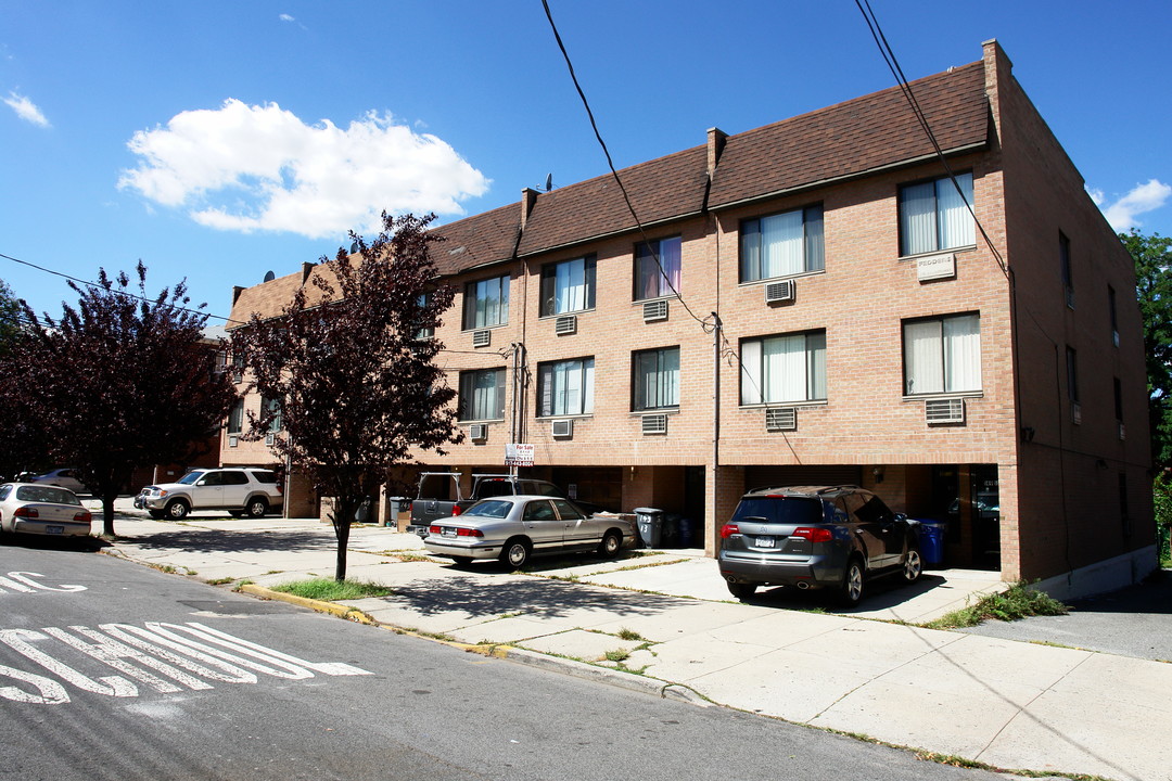 14907-14915 Barclay Ave in Flushing, NY - Building Photo