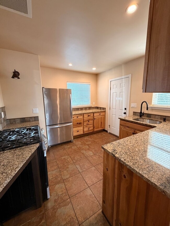 653 Pleasant Ave in Bremerton, WA - Building Photo - Building Photo