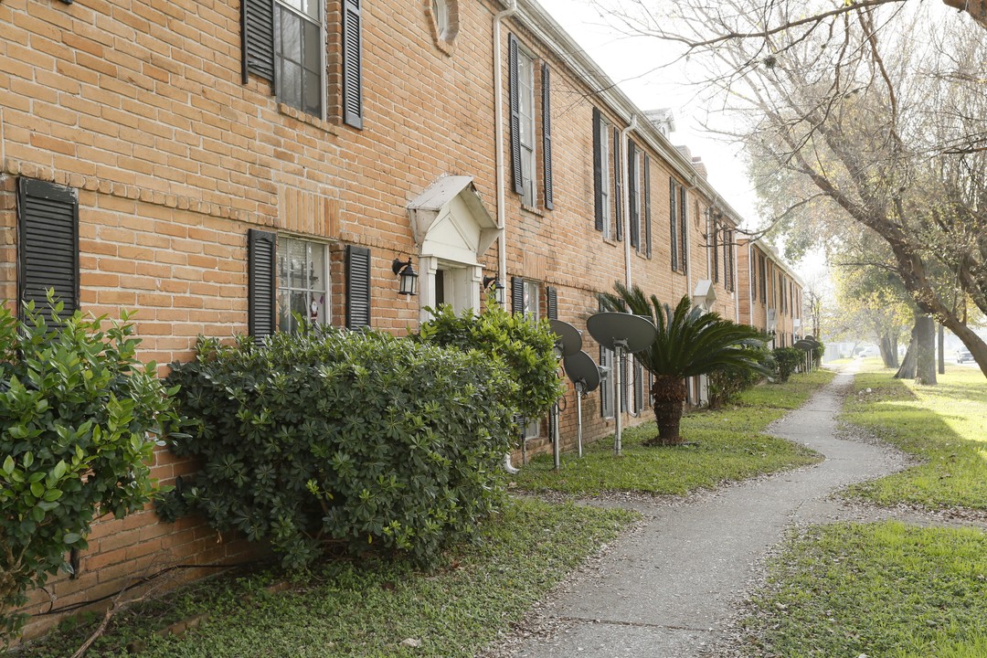 Concord Arms in Houston, TX - Building Photo