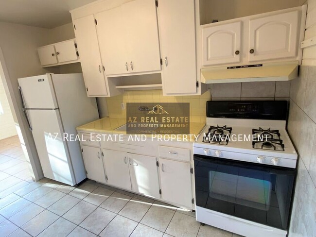 property at 2122 W Amelia Ave