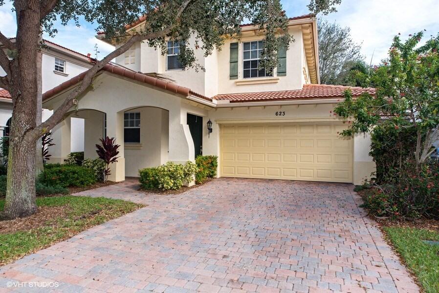 623 Castle Dr in Palm Beach Gardens, FL - Building Photo