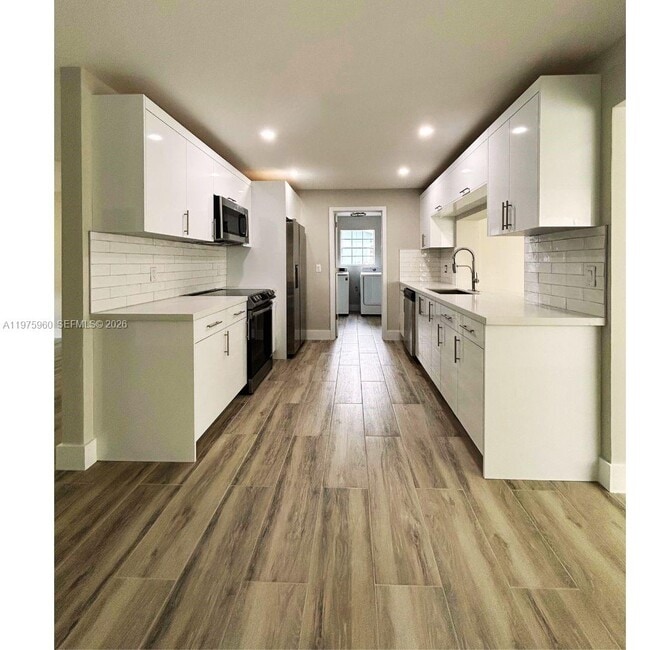 5032 SW 94th Ave in Cooper City, FL - Foto de edificio - Building Photo