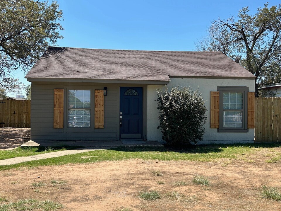 2711 Dartmouth St in Lubbock, TX - Foto de edificio