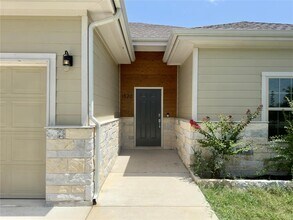 1520 Hunter's Rd in Lockhart, TX - Building Photo - Building Photo