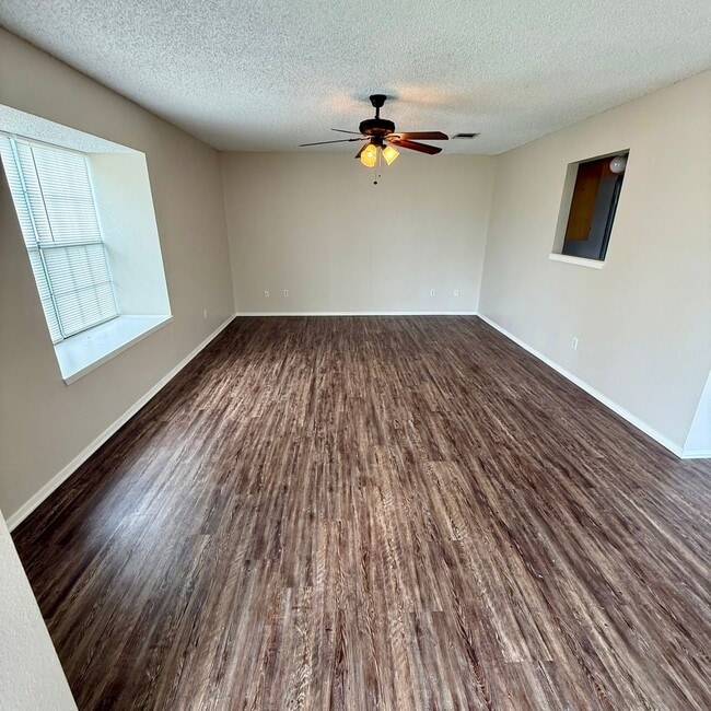 306 Williams Rd in Lorena, TX - Foto de edificio - Building Photo