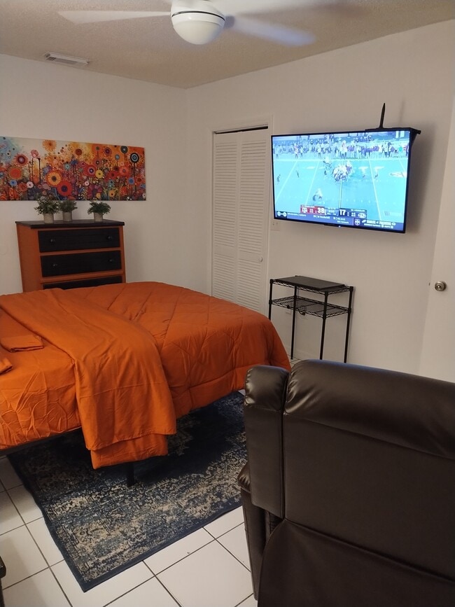 6999 W 25th Ave, Unit Studio/efficiency in Hialeah, FL - Building Photo - Building Photo