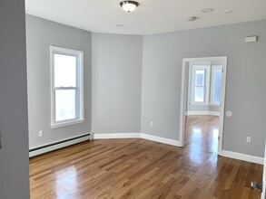 107 Chelsea St, Unit 1 in Boston, MA - Building Photo - Building Photo