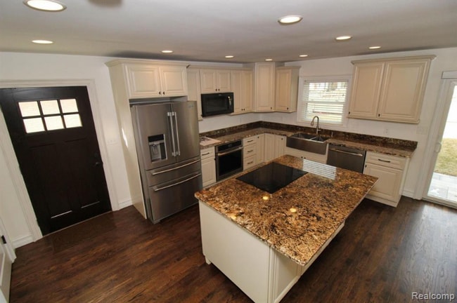 37752 Huron Pointe Dr in Harrison Township, MI - Building Photo - Building Photo