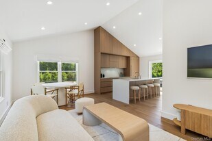 96 Town Ln in East Hampton, NY - Building Photo