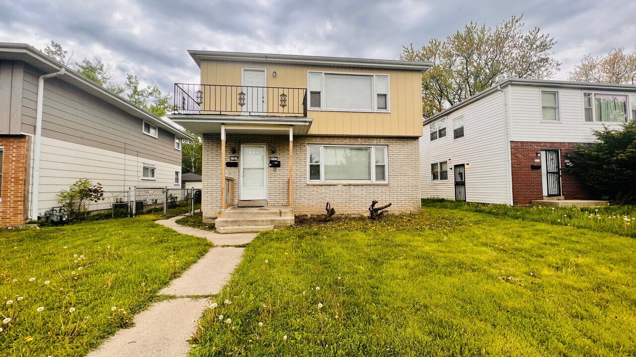 8907 W Hampton Ave in Milwaukee, WI - Building Photo