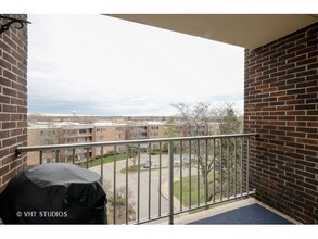 225 S Rohlwing Rd, Unit 612 in Palatine, IL - Foto de edificio - Building Photo