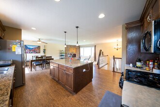 13124 Oakland Dr in Burnsville, MN - Foto de edificio - Building Photo
