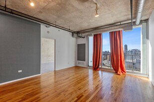 700 W Van Buren St, Unit 1307 in Chicago, IL - Building Photo