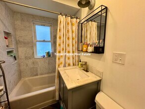 24 Chetwynd Rd, Unit 1 in Somerville, MA - Foto de edificio - Building Photo