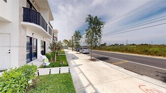 14578 SW 260th St in Princeton, FL - Building Photo