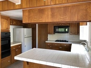 10640 Almond Ave in Oak View, CA - Building Photo - Building Photo