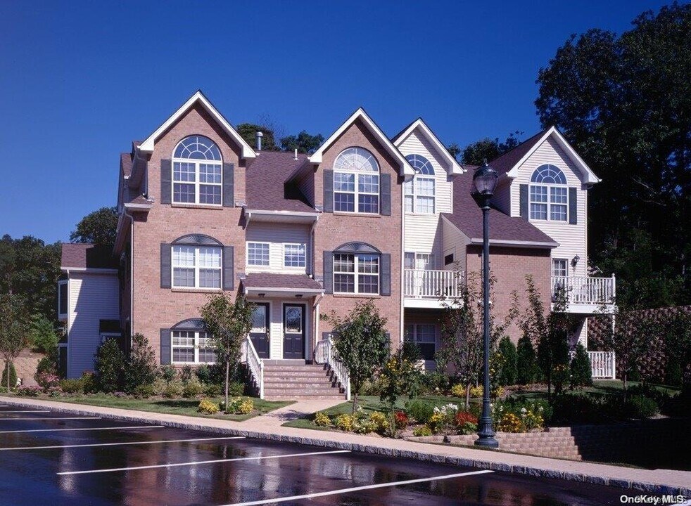 61 Pinnacle Dr-Unit -61 in Port Jefferson, NY - Building Photo