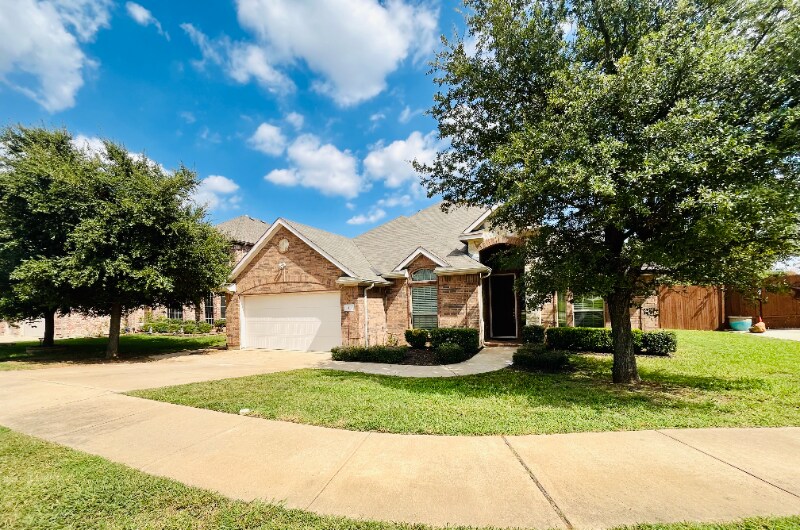 11 Beechcreek Dr in Edgecliff Village, TX - Building Photo