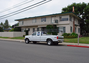 195 E Bellevue Ave in San Mateo, CA - Foto de edificio - Building Photo