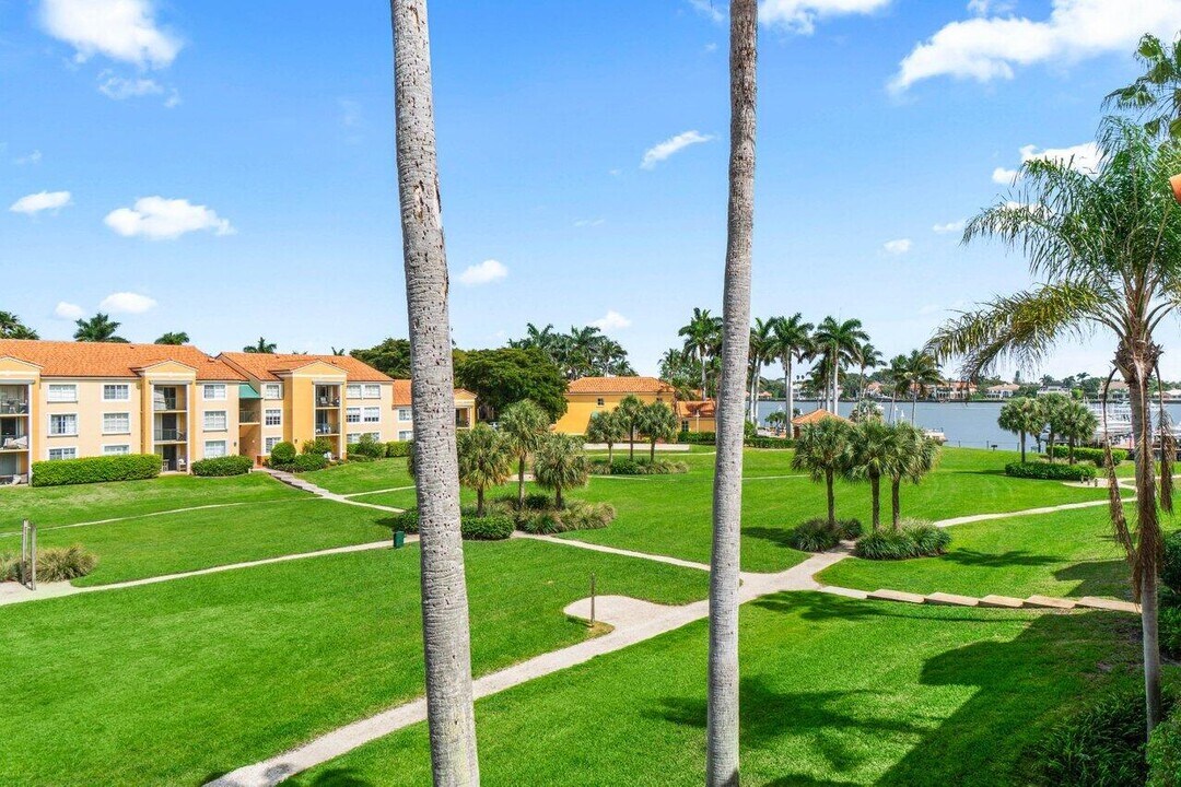 157 Yacht Club Way in Hypoluxo, FL - Building Photo