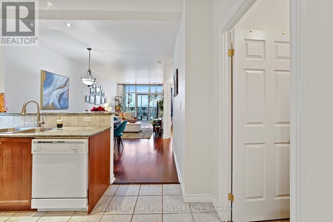 1 Leaside Park Dr in Toronto, ON - Building Photo - Building Photo