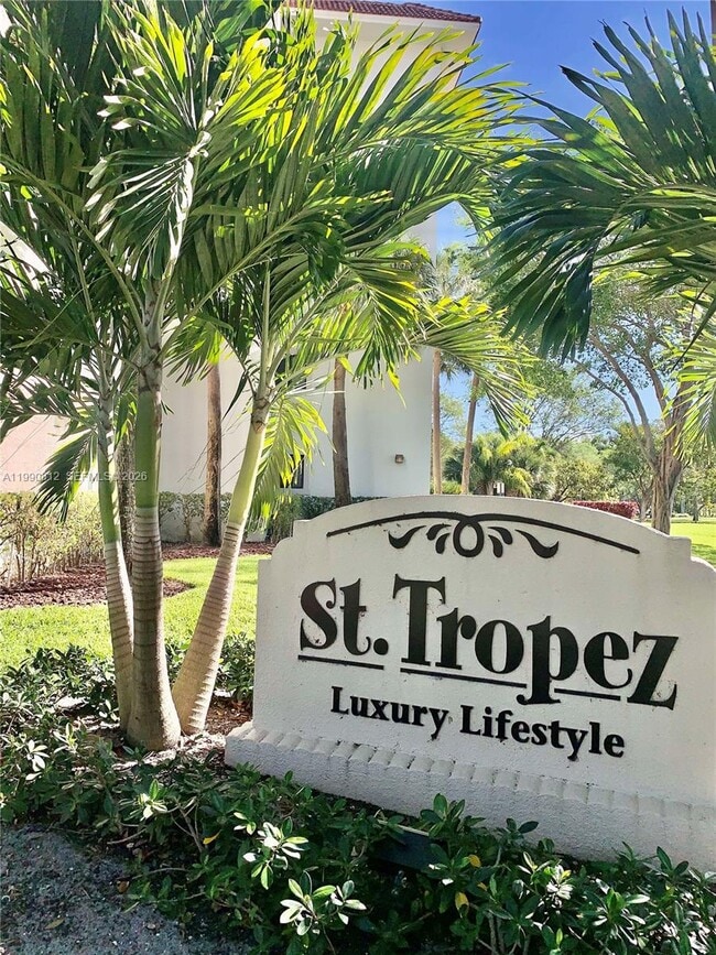 2105 Lavers Cir in Delray Beach, FL - Building Photo - Building Photo