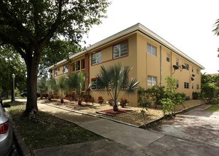 40 Antilla Ave in Coral Gables, FL - Foto de edificio - Building Photo