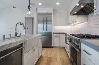 503 1/2 Poinsettia Ave in Newport Beach, CA - Building Photo - Building Photo