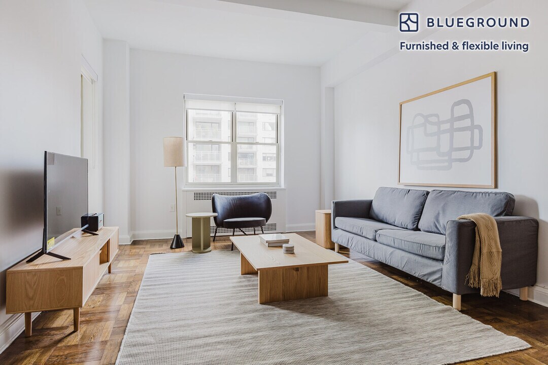 300 E 57th St in New York, NY - Building Photo