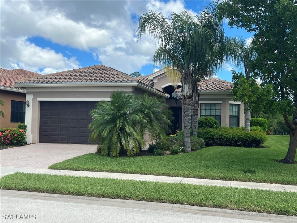 11624 Stonecreek Cir in Ft. Myers, FL - Foto de edificio