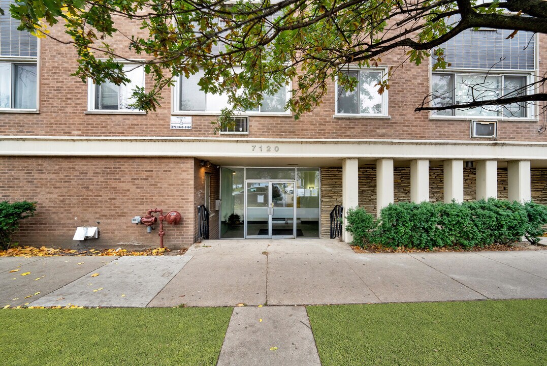 7120 N Sheridan Rd in Chicago, IL - Building Photo