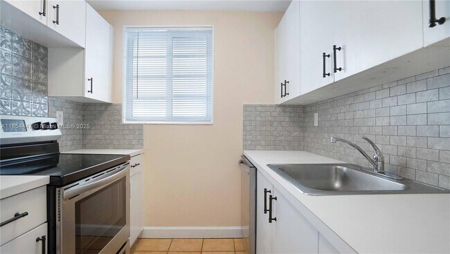 540 15th St in Miami Beach, FL - Foto de edificio - Building Photo