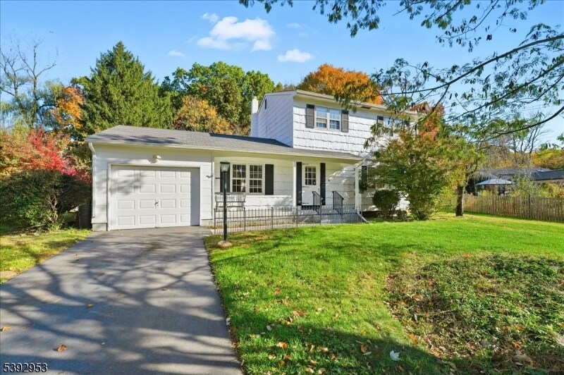 35 Brooktree Rd in East Windsor, NJ - Building Photo