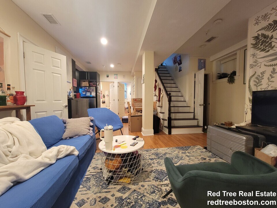 1203 Beacon St, Unit 1 in Brookline, MA - Building Photo