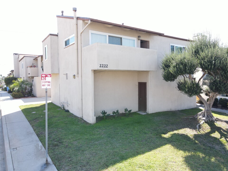 2222 Harriman Ln in Redondo Beach, CA - Building Photo