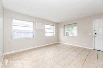 5828 Wiltshire St in Jacksonville, FL - Foto de edificio - Building Photo