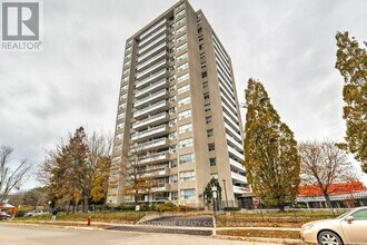2263 Marine Dr in Oakville, ON - Building Photo - Building Photo
