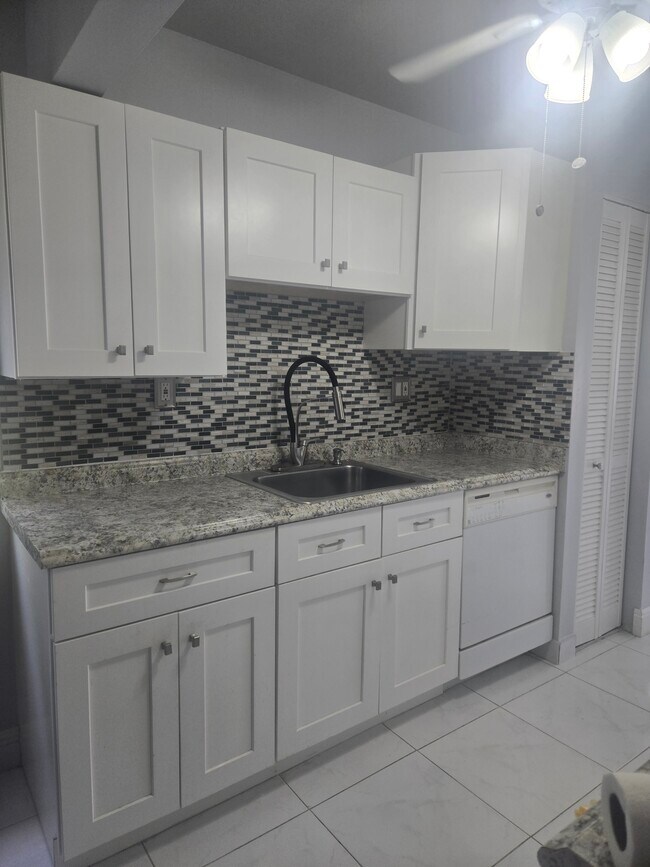 8205 NW 61st St, Unit B108 in Tamarac, FL - Building Photo - Building Photo