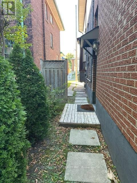 563 Ossington Ave in Toronto, ON - Building Photo - Building Photo