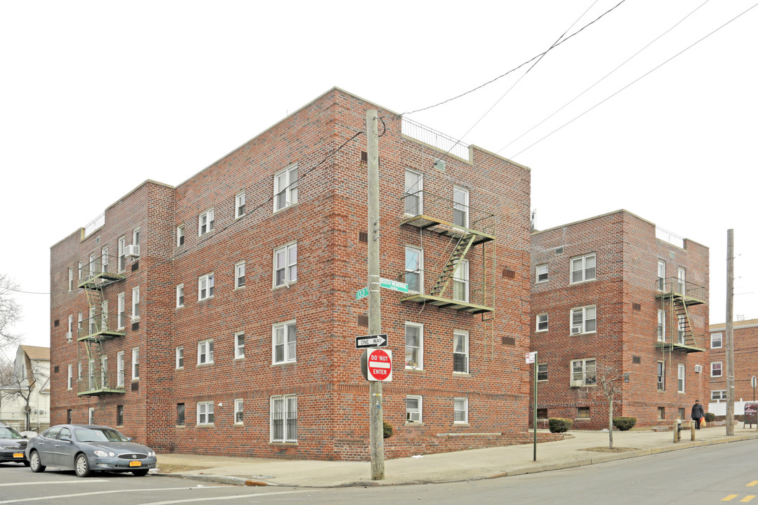 13301 Booth Memorial Ave in Flushing, NY - Foto de edificio