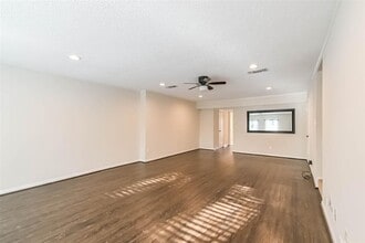 496 N Post Oak Ln in Houston, TX - Building Photo - Building Photo