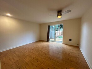 2254 Maplewood Dr S in Salem, OR - Building Photo - Building Photo