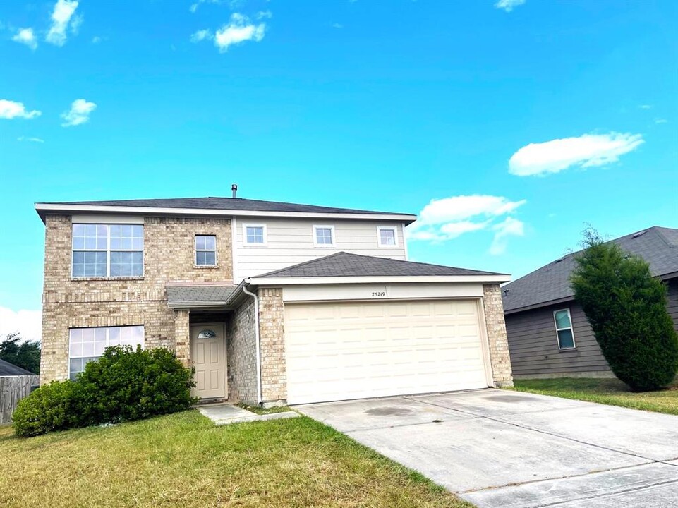 25219 Saddlebrook Ranch Dr in Tomball, TX - Building Photo