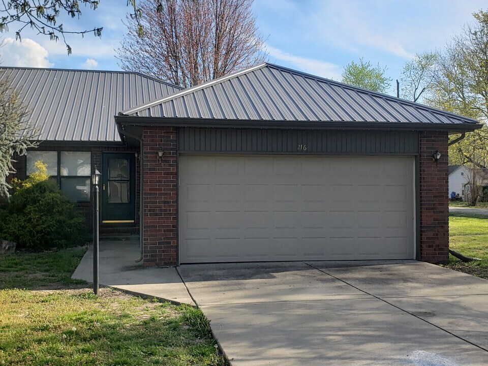 216 W Wade St in Republic, MO - Building Photo