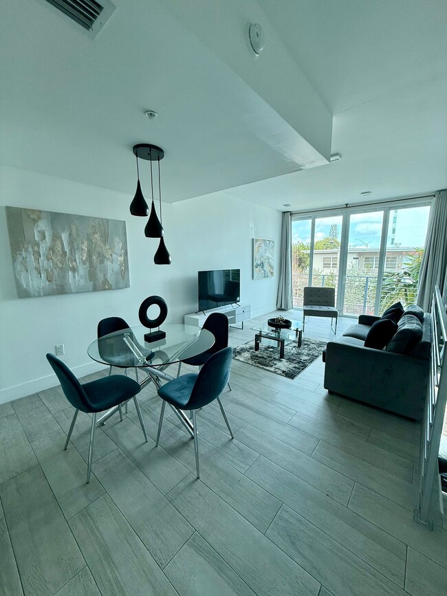 8143 Harding Ave in Miami Beach, FL - Foto de edificio - Building Photo