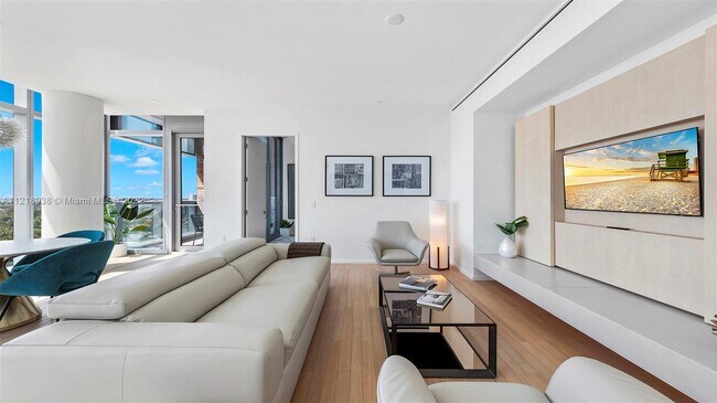 2901 Collins Ave in Miami Beach, FL - Building Photo - Building Photo