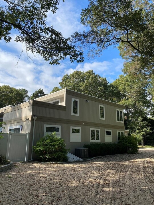 14 Woodland Ln in Quogue, NY - Building Photo