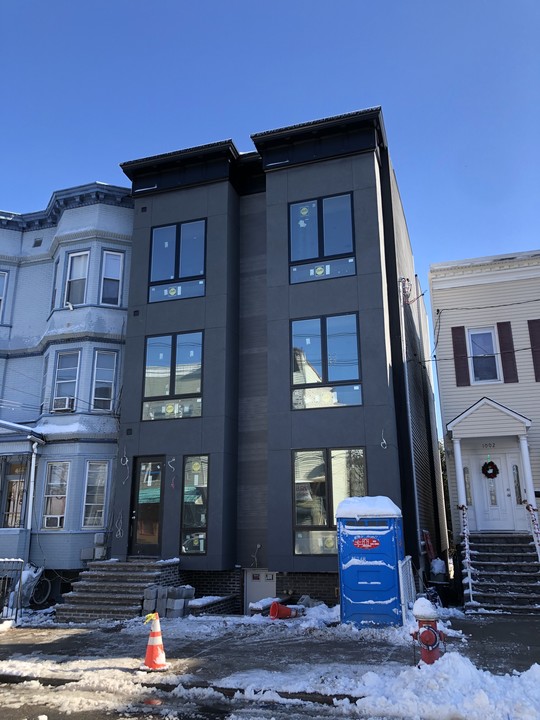 1004 Summit Ave in Jersey City, NJ - Building Photo