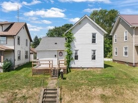 1915 Maple Ave NE in Canton, OH - Building Photo