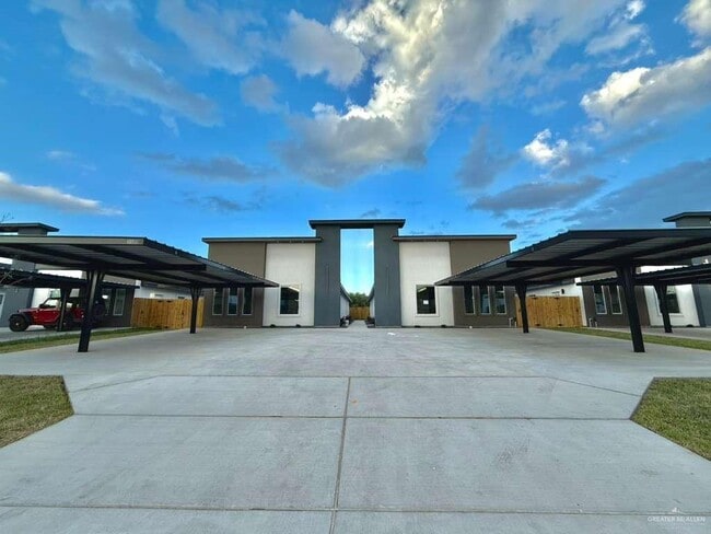 9 S Links Dr in Edinburg, TX - Building Photo - Building Photo